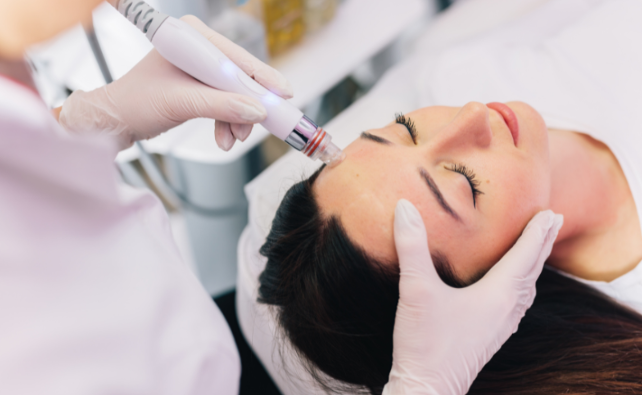 A New Facial Peels Approach: How Red Light Therapy Revitalizes Your Skin