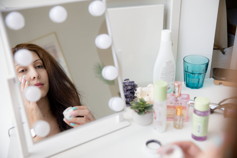 How to Use a Red Light Therapy Mask