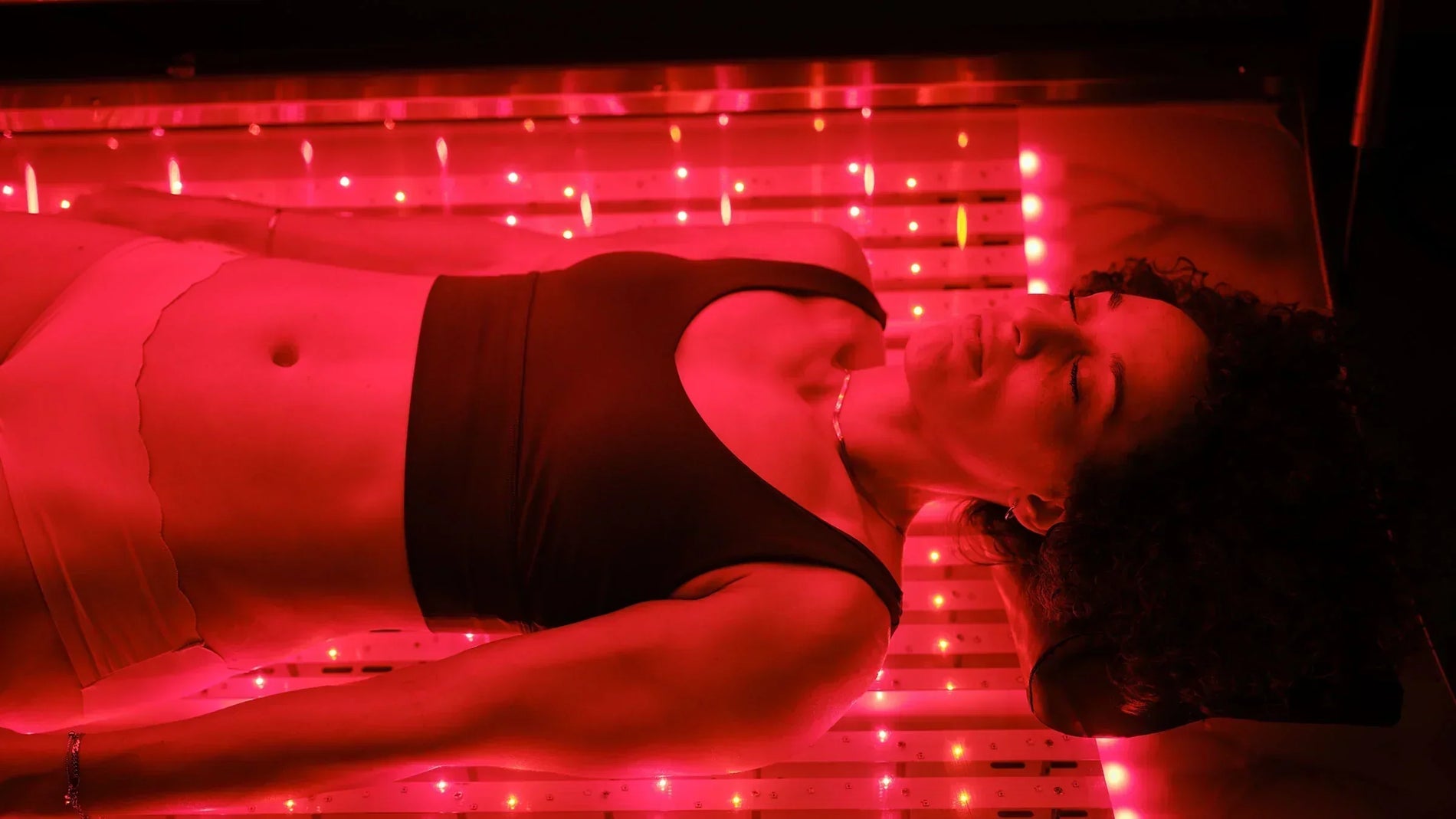 A woman receive red light therapy