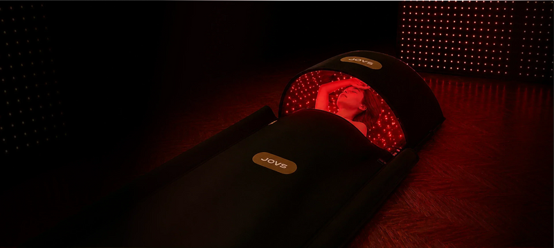 A woman use red light therapy bag